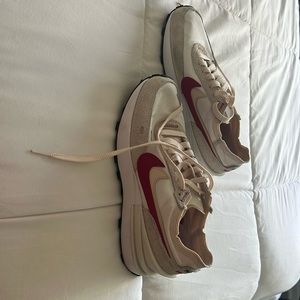 Women’s Nikes 7.5